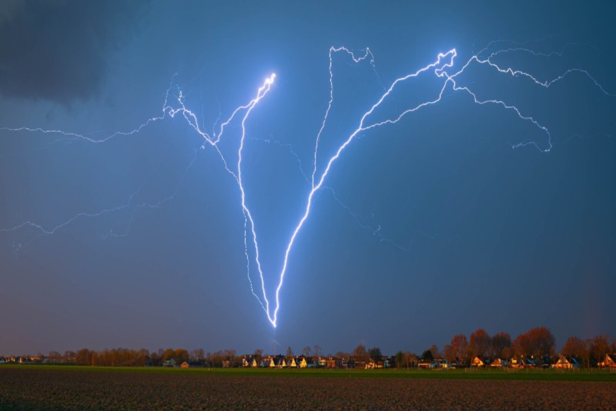 lightning striking lightning in the sky
